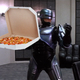 Illustration for article titled Pizzát vitt a rendőrrobot az öngyilkosjelöltnek